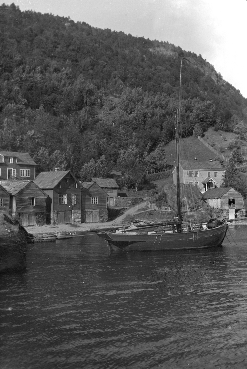 Ole Hansen Løken, SEILSKUTE, ANKRET VED LAND, UKJENT STED, VESTLANDET?
