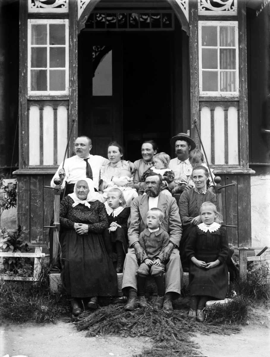 Johannes Larsen Alhaug, Fra Alhaug i Furnes. Foran f. v. Lisbeth Viker, Klara Alhaug, Sigurd Alhaug, på fanget hans Lars P. Alhaug, Gudrun Alhaug med Kjersti Alhaug. 2. rekke f. v. Johannes L. Alhaug, Johanne Alhaug med vesle Karen, Julie Alhaug med Margit Alhaug på fanget, Per L. Alhaug med Karen Alhaug på fanget.