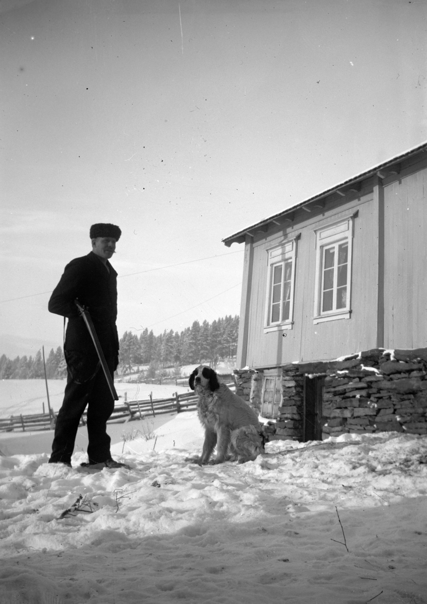 Johannes Larsen Alhaug, Ukjent jeger med våpen og hund utenfor et hus.