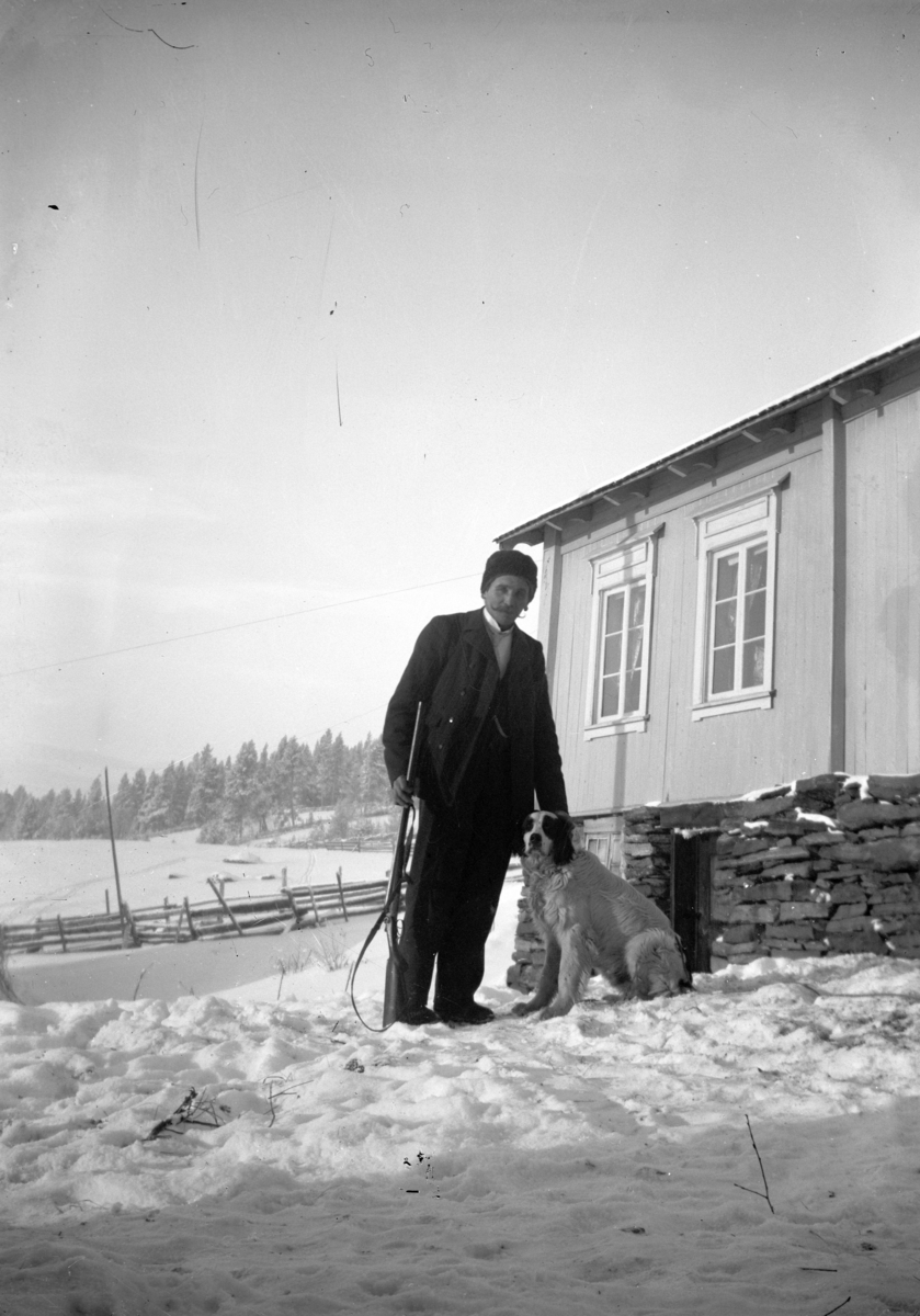 Johannes Larsen Alhaug, Ukjent jeger med våpen og hund utenfor et hus.