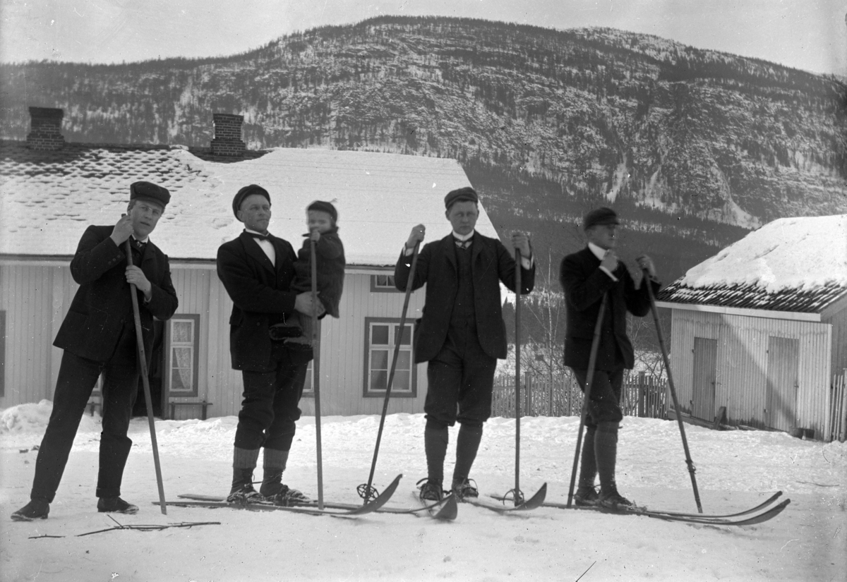 Johannes Larsen Alhaug, Fire menn, den ene med en gutt i armene, på ski i Hunder, Gudbrandsdalen.