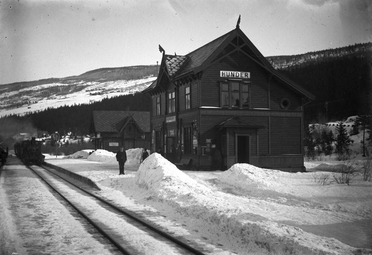 Johannes Larsen Alhaug, Hunder jernbanestasjon i Gudbrandsdalen. Et tog ankommer. Johannes Alhaug i uniform på perongen. Han vikarierte her som telegrafist fra desember 1903 til mai 1904.