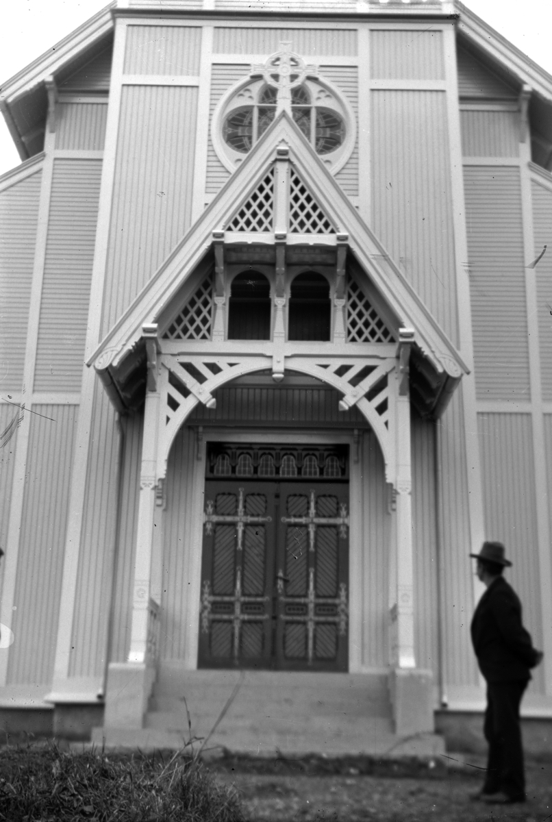 Johannes Larsen Alhaug, En mann ved inngangspartiet til en kirke.
