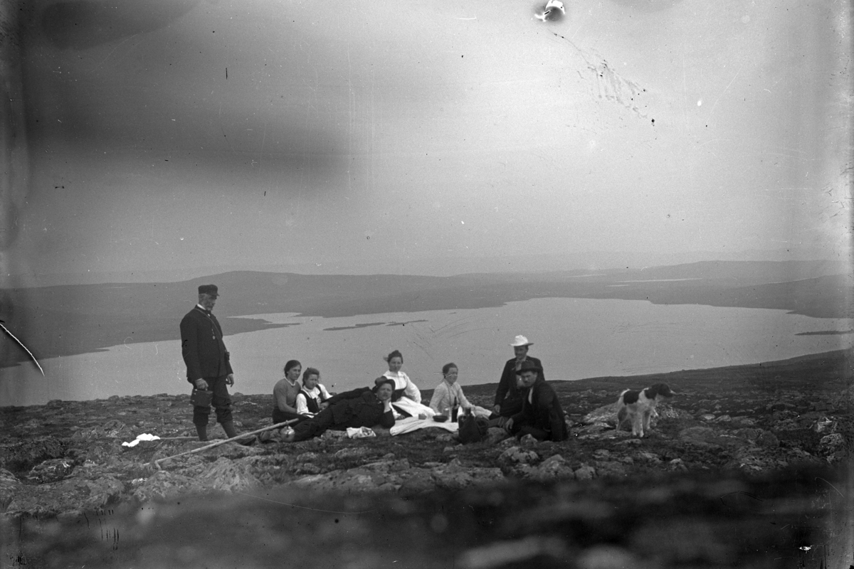 Johannes Larsen Alhaug, En gruppe mennesker på tur i fjellet. Liggende Johannes Alhaug.