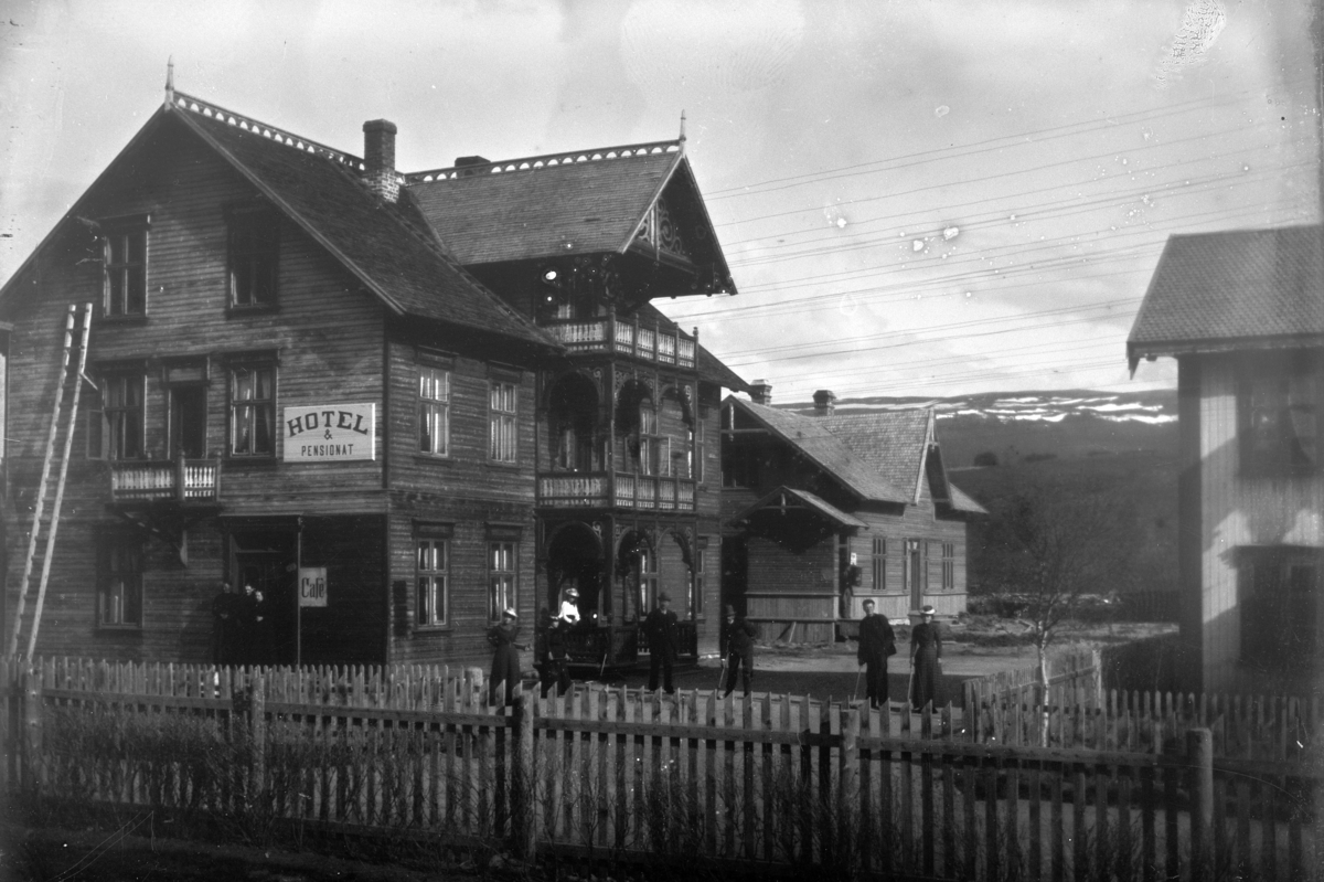 Johannes Larsen Alhaug, En gruppe personer utenfor Hotel og Pensjonat. Tynset.