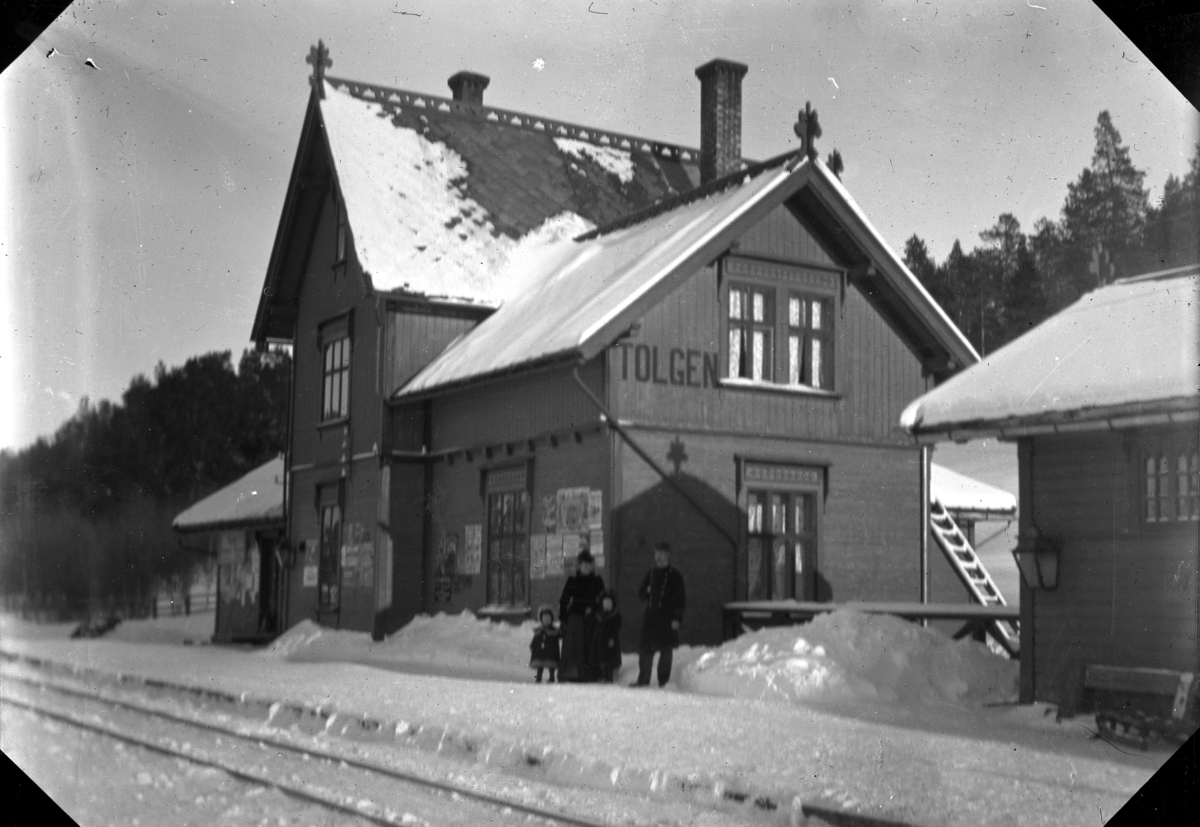 Johannes Larsen Alhaug, Ei kvinne og to barn med en stasjonsmester på Tolgen stasjon. Tolga.