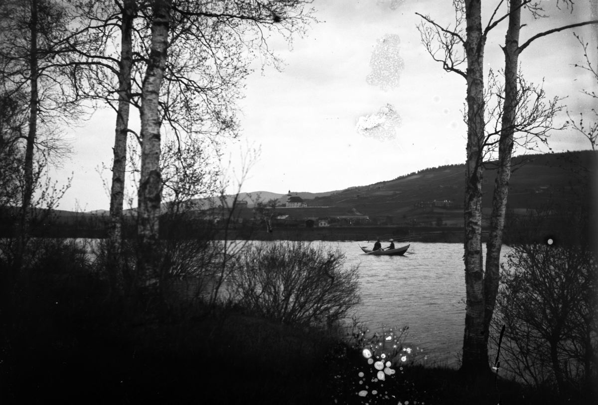 Johannes Larsen Alhaug, To personer i en båt på Glomma, Tynset.