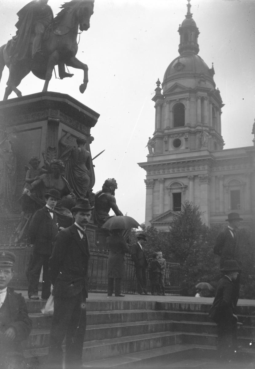 Johannes Larsen Alhaug, Berlin. Rytterstatue av Fredrik Vilhelm III av Preussen foran Berliner Dom og Altes Museum. Laget av Albert Wolff i 1871, ødelagt 1944.