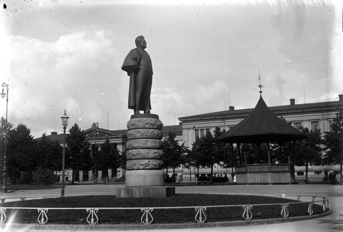 Johannes Larsen Alhaug, Statue av Bjørnstjerne Bjørnson i Studenterlunden, Oslo.