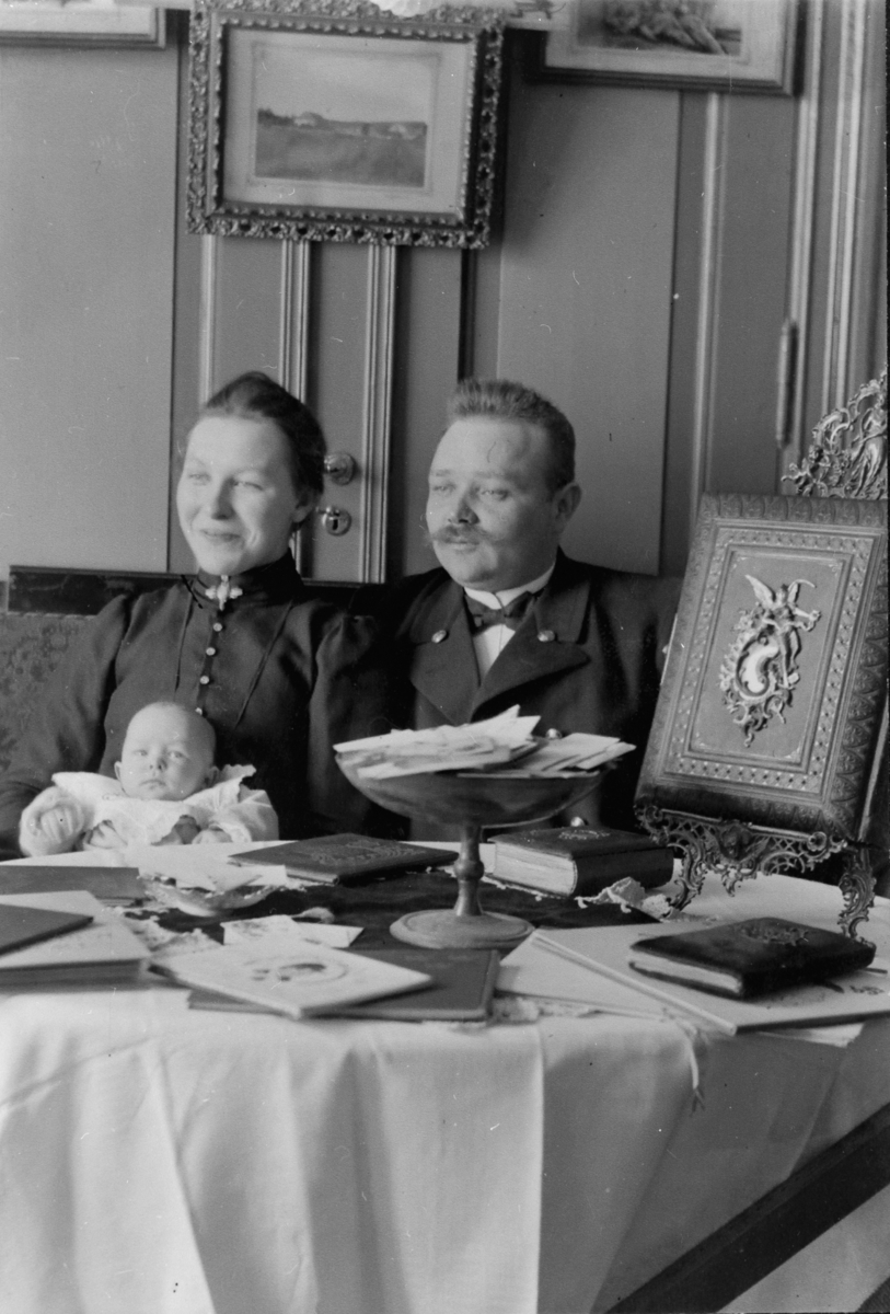 Johannes Larsen Alhaug, GRUPPE 3. FAMILIEN JOHANNE, JOHANNES OG MARGIT (BARN) ALHAUG.