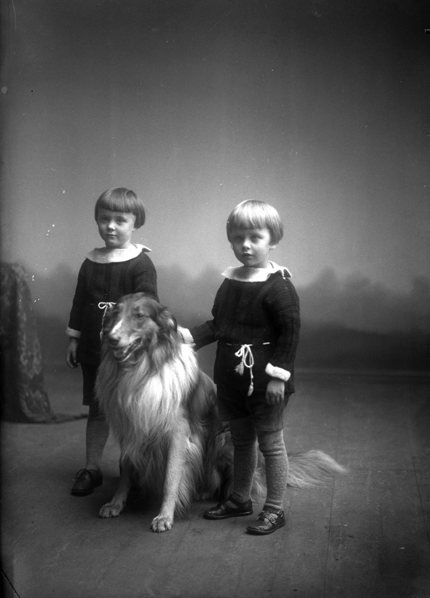 Martin Finborud, To jenter med en hund i studio.