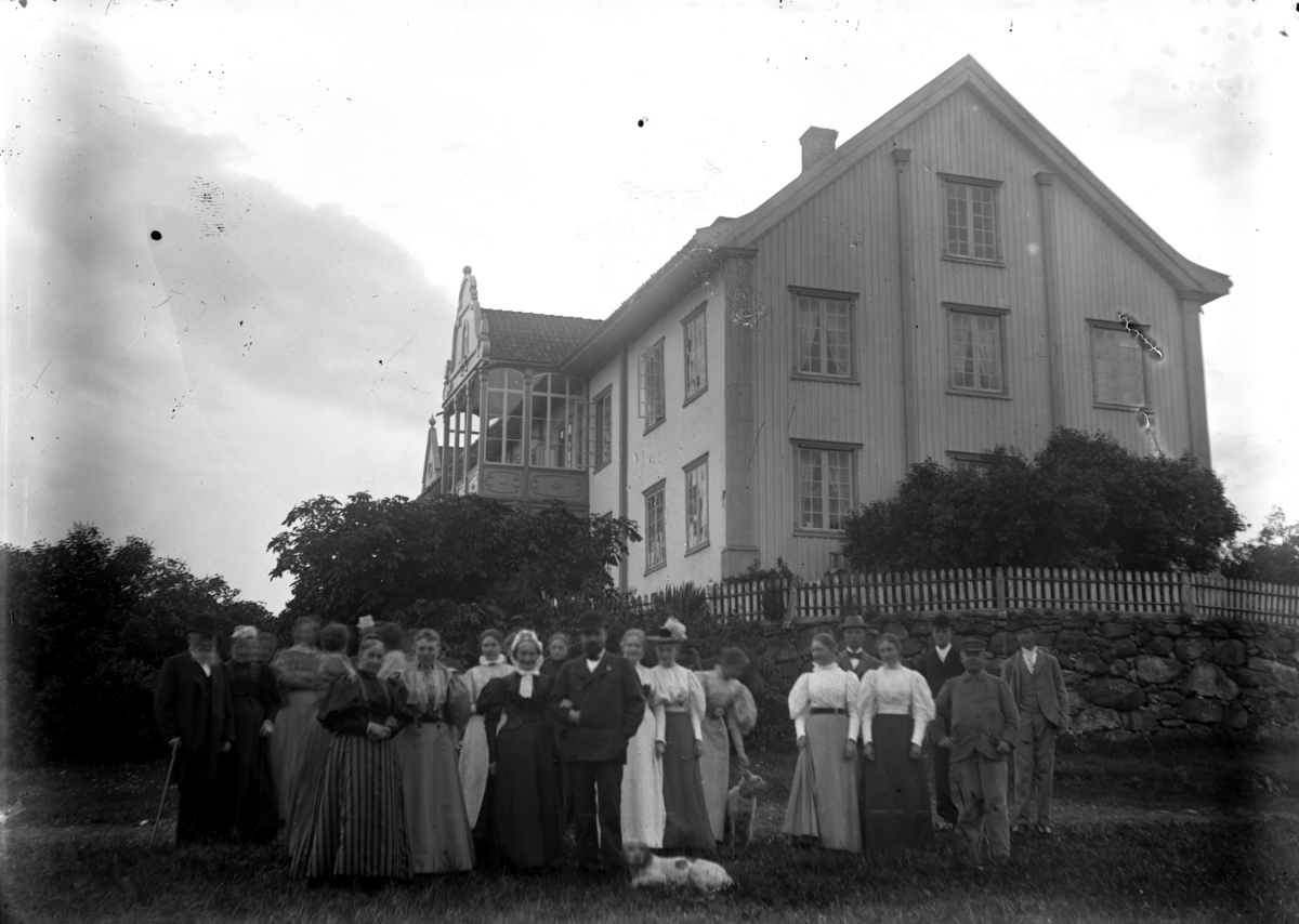 Martin Finborud, Stor gruppe mennesker foran et hus.