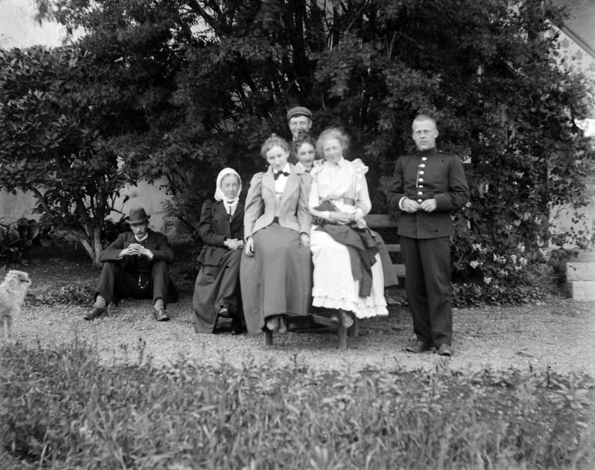 Martin Finborud, Gruppe 7. Menn og kvinner i en hage. Lol Misen (f. Mellbye) nr. 3 f. h.