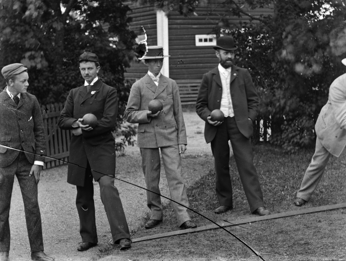 Martin Finborud, Fem menn driver med hver sin kule/ball. Ballspill, kulespill? På Grefsheim, Nes, Hedmark?