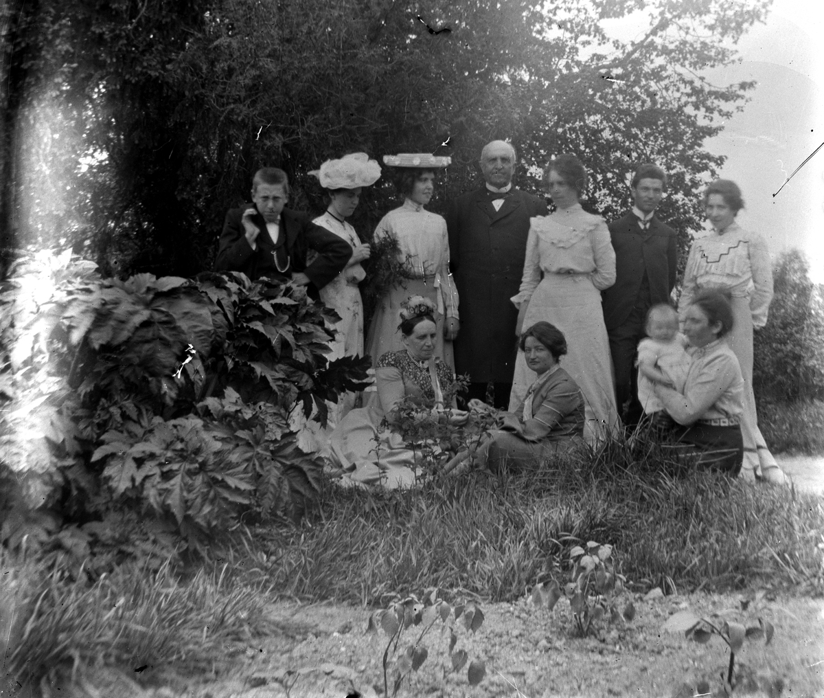 Jacob Tollesen Hoel, Familiegruppe i hagen på Hovinsholm gård, Helgøya i Ringsaker. Foto Jacob Hoel.
