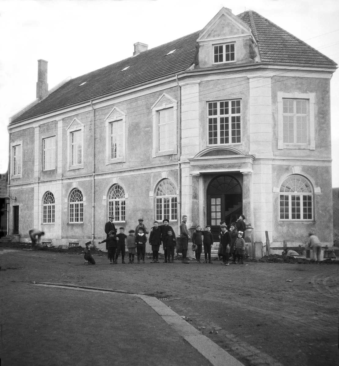 Karl Andreas Diesen, Østregate 61 i Hamar. Hamar Håndverkerforenings Hus, man kan se murerne legge siste puss på fasaden. Bygningen ble innviet 24. november, 1923. Tegnet av arkitekt Ulf Berbom. Håndverkerforeningen holdt tidligere til i Parkgata. Se også 0401-1230.