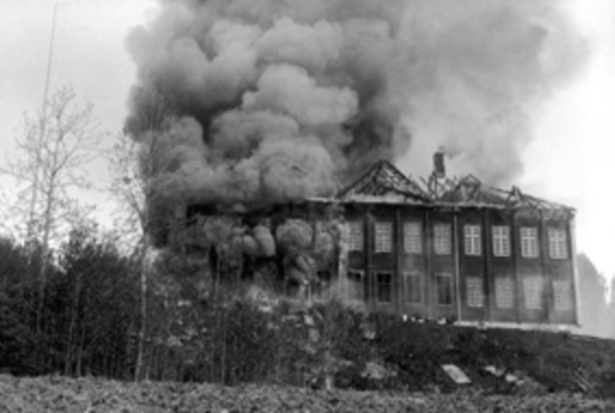 Mikkel Sveinhaug, BRANN PÅ RINGSAKER FYLKESSKOLE, SENERE FOLKEHØGSKOLE