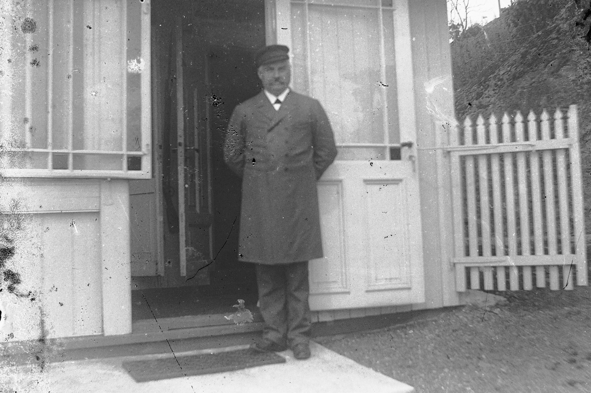 Hans Emil Erichsen, Ukjent mann på ukjent sted.