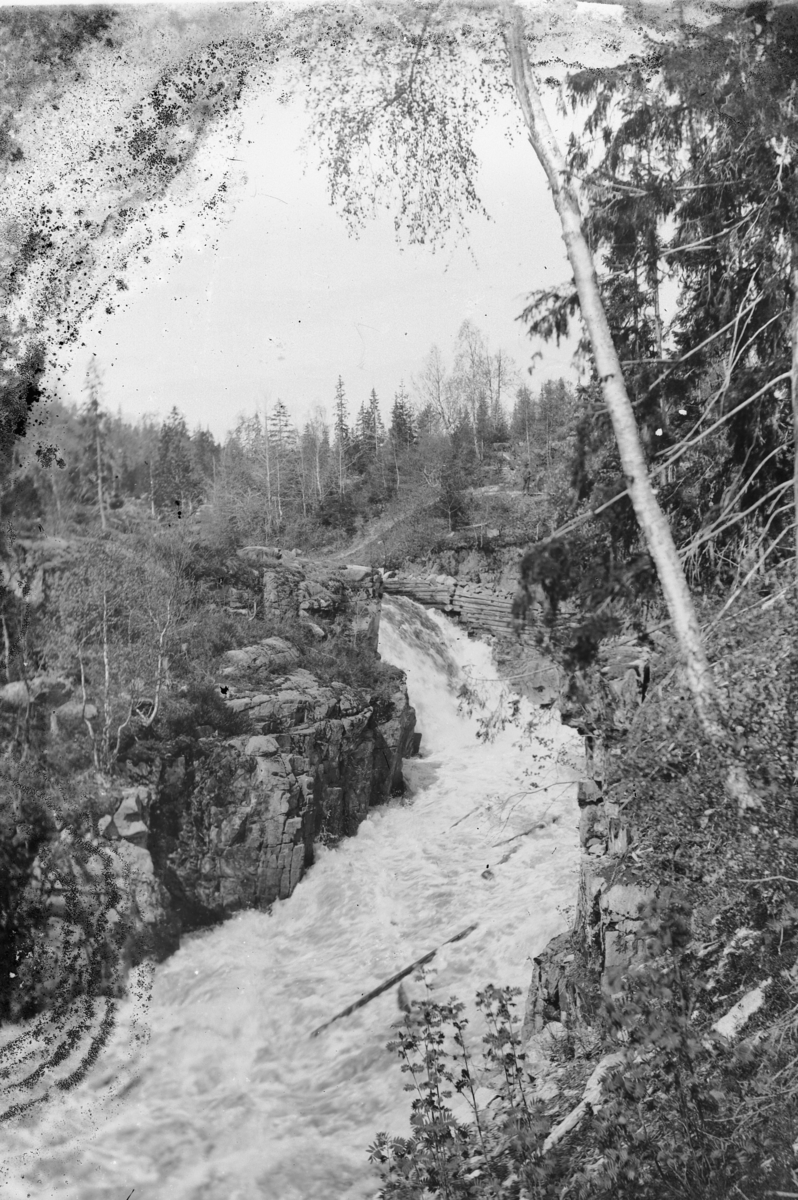 Hans Emil Erichsen, Elv, foss på ukjent sted. Tømmerfløting, mann i bakgrunnen i fjellsida.