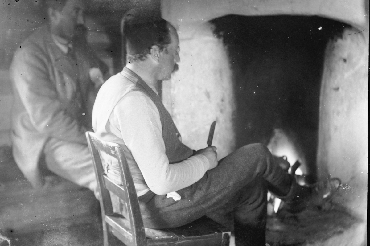 Hans Emil Erichsen, To ukjente menn foran peis.