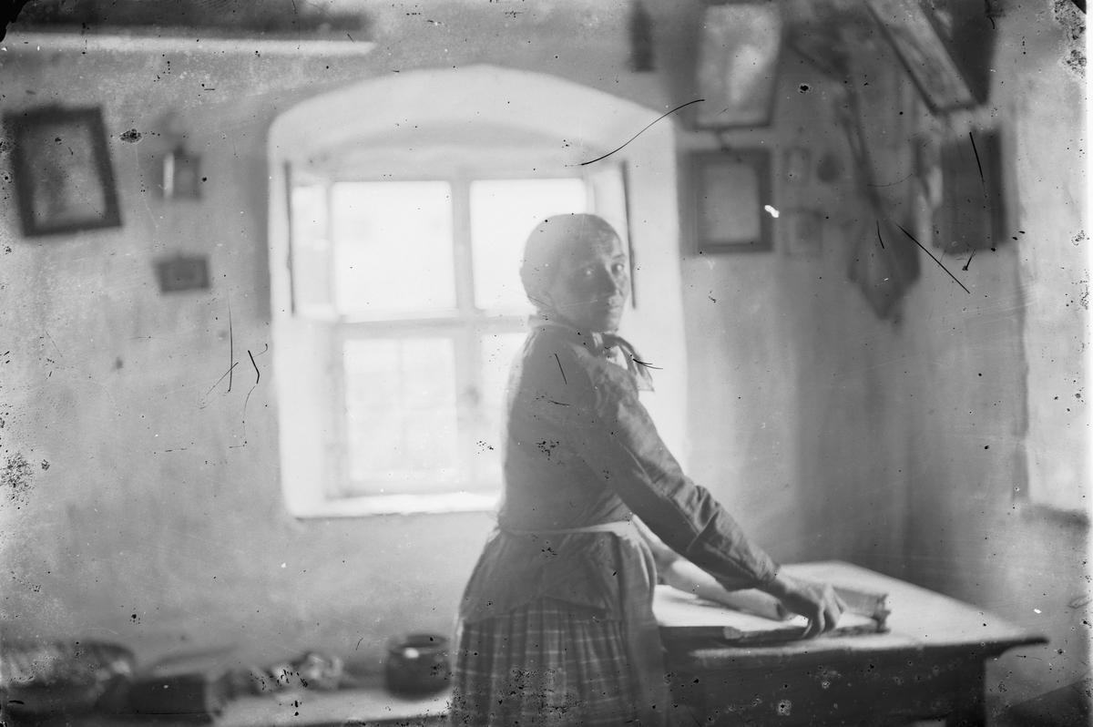 Hans Emil Erichsen, Ukjent kvinne på kjøkken. Baking.