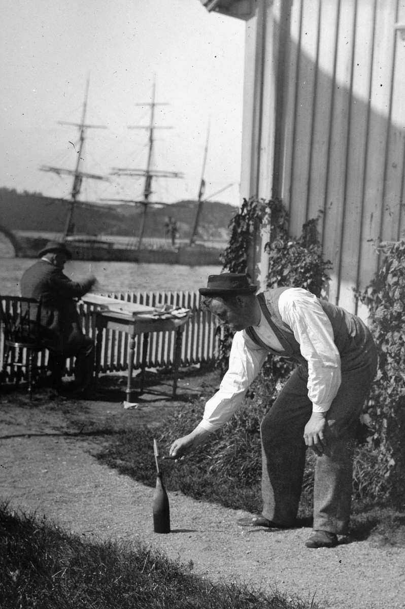 Hans Emil Erichsen, 2 ukjent menn. Trolig i Drøbak.