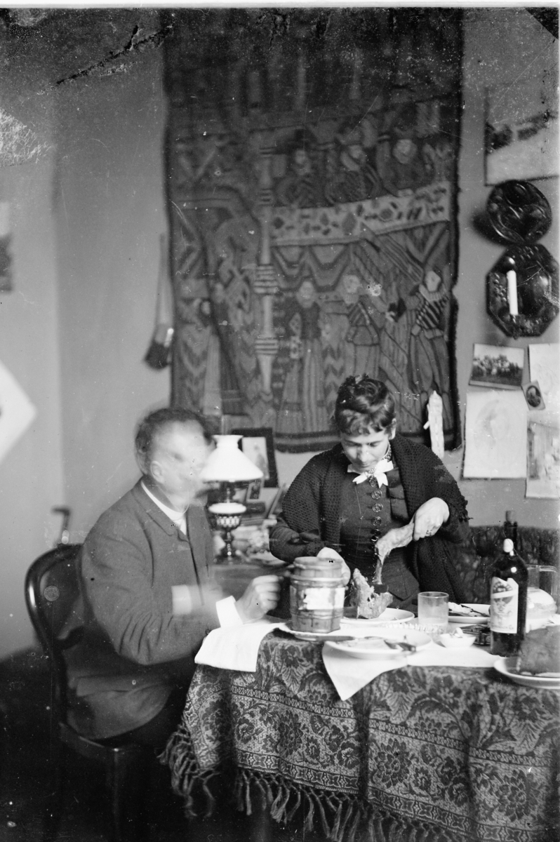 Hans Emil Erichsen, Mann og kvinne. Interiør stue. Skramstad (?).
