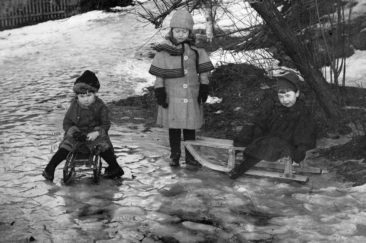Hans Emil Erichsen, 3 ukjente jenter leker ute. Kjelker.