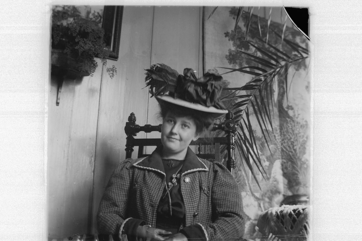 Hans Emil Erichsen, Ana (hjemme) med hatt.