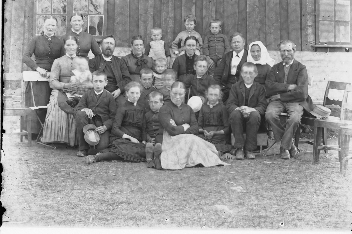 Hans Emil Erichsen, Stor gruppe voksne og barn. Ynglingeforeningens medlemmer på Thune.