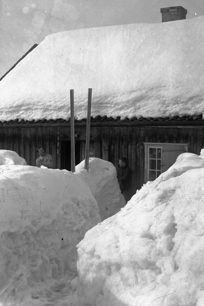 Hans Emil Erichsen, Aasjordet. Hytte. To ukjente menn. Mye snø.