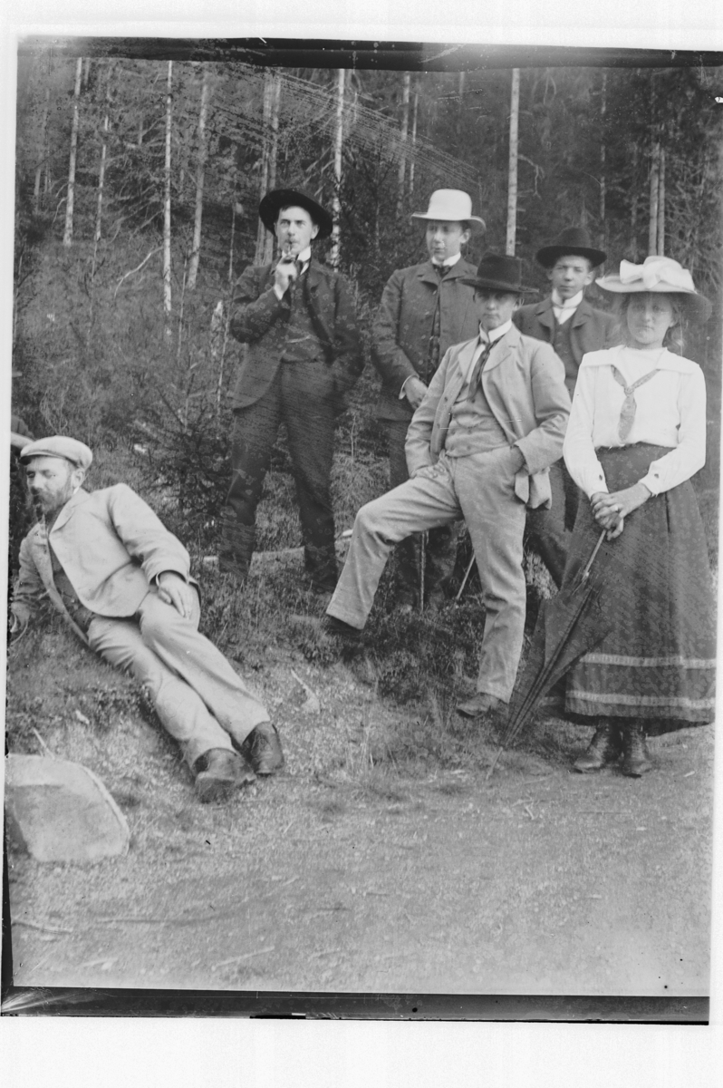 Hans Emil Erichsen, Gruppe ukjente menn og kvinne på tur i Furuberget sommeren 1903.