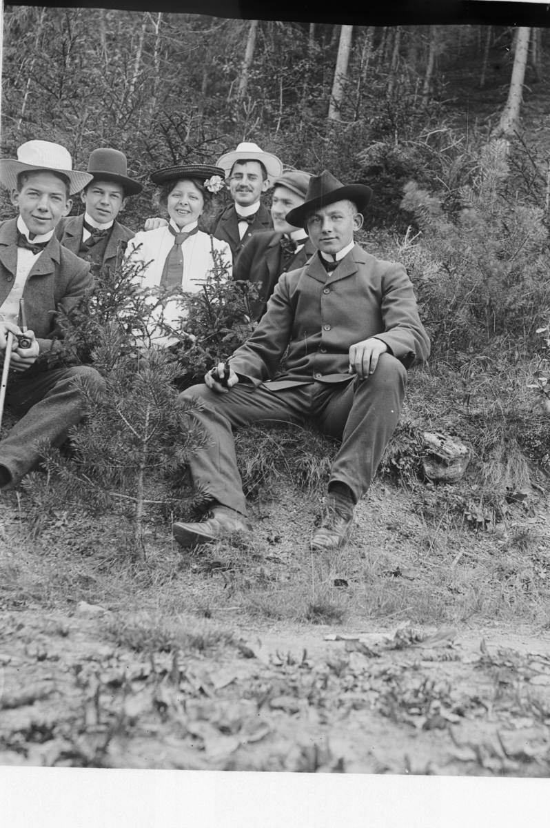 Hans Emil Erichsen, Gruppe ukjente menn og kvinne på tur i Furuberget sommeren 1903.