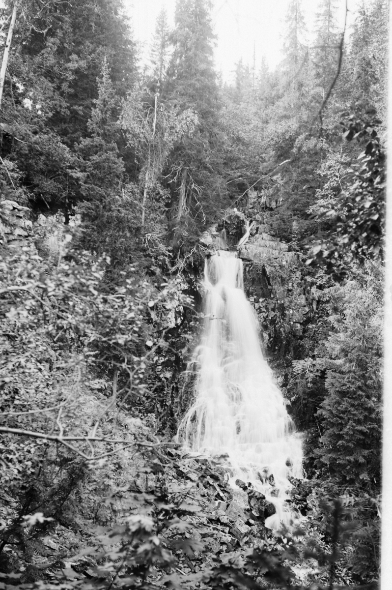 Hans Emil Erichsen, Foss. Ukjent sted.