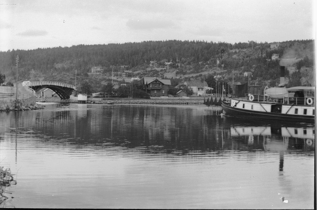 Hans Emil Erichsen, Dampbåt og trebru. Ormsundet og Ormøybrua sett fra Ormøya. I bakgrunnen Bekkelaget. Oslo kommune.