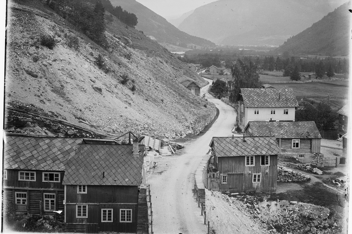 Hans Emil Erichsen, Selsverket, Sel, Gudbrandsdal med bebyggelse. Stampen mølle til venstre som hentet kraft fra elva Ula.