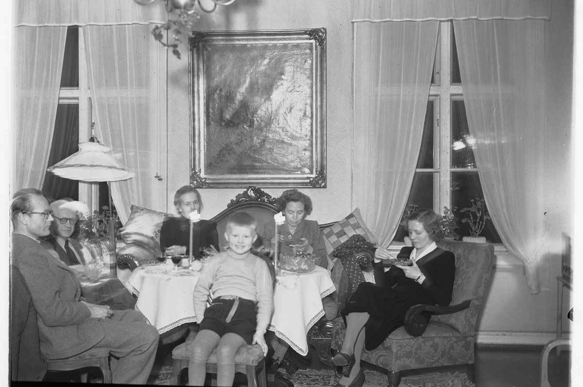 Hans Emil Erichsen, Fra venstre er Kjell Larsen, Ludvig Larsen, Borghild Larsen fra Brumunddal. Margit Larsen. Furnes. Hjørdis Erichsen. I forgrunn er Hans Erichsen. Hamar