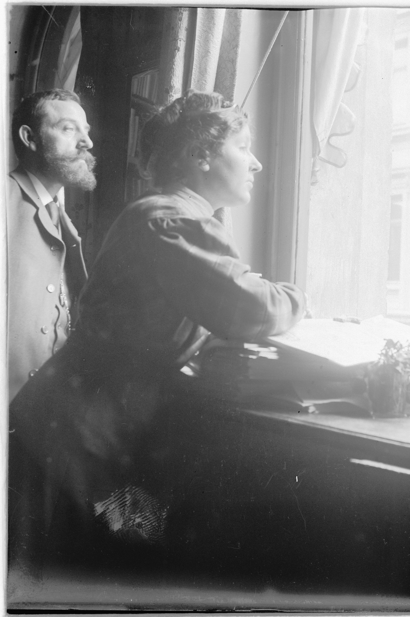 Hans Emil Erichsen, Kvinne og mann. Ukjente.