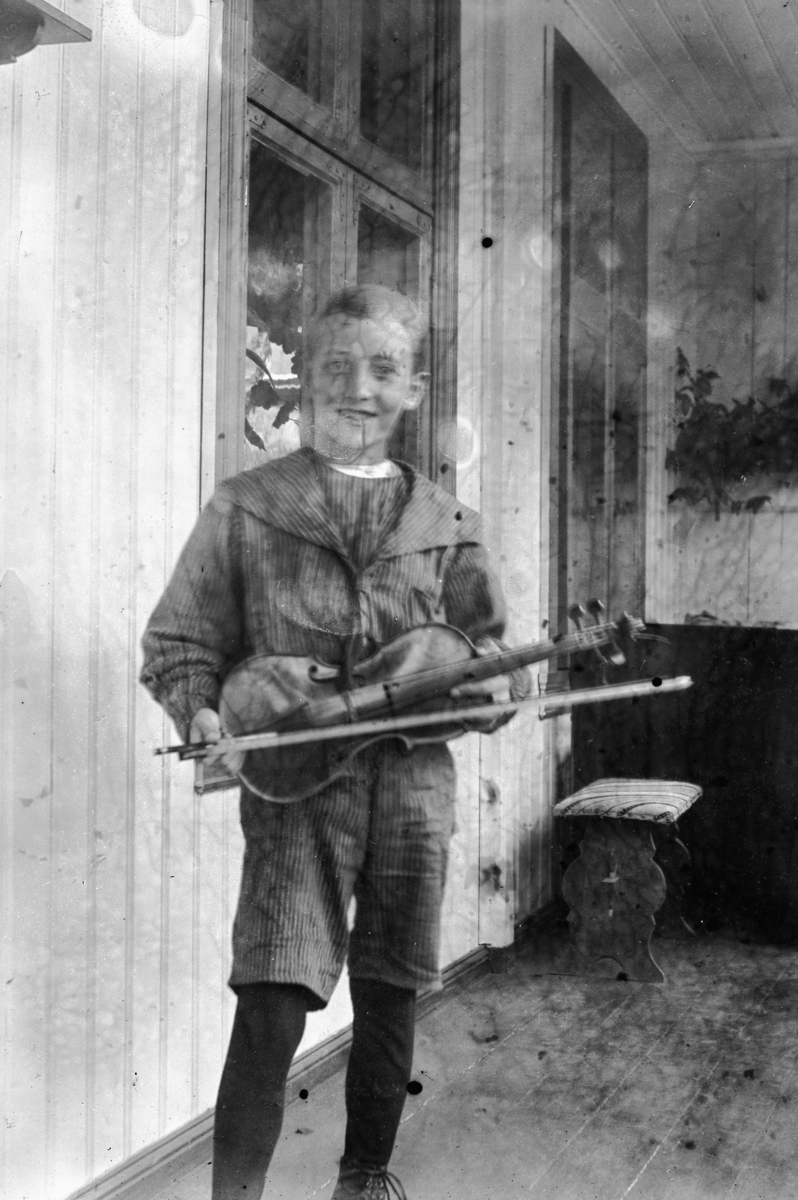 Hans Emil Erichsen, Gutt med fele. Ukjent.