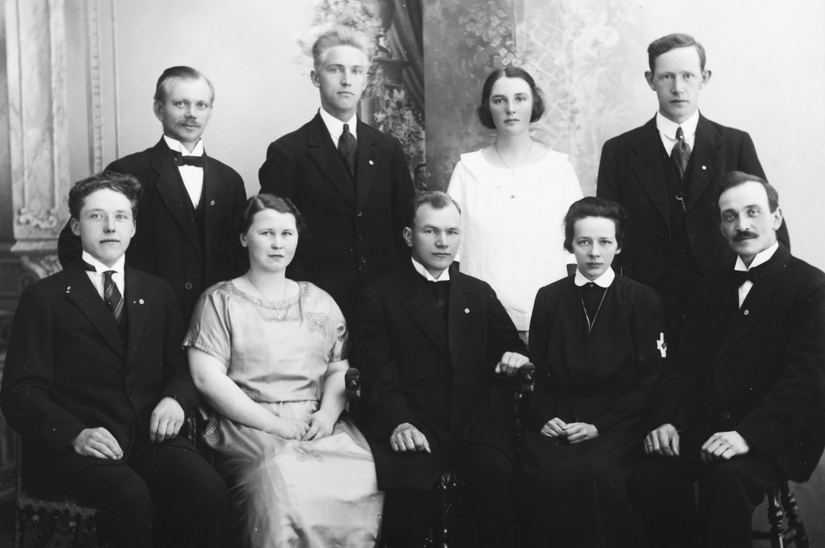 Ukjent, Metodistkirken i Lillehammer, 1923-194?- Den første bestyrelse i Lillehammer Epworth-Liga. Juni 1924. Staaende fra v. : Ole Dalen, Bjarne Hellmuth-Olsen, Ingeborg Olsen, Arnt Nordby Sittende fra v. : Anton Aspen, Julie Nygaard, pastor Eilert Bernhardt, Edel Johansen, Emil OLsberg Edel Johansen er k…