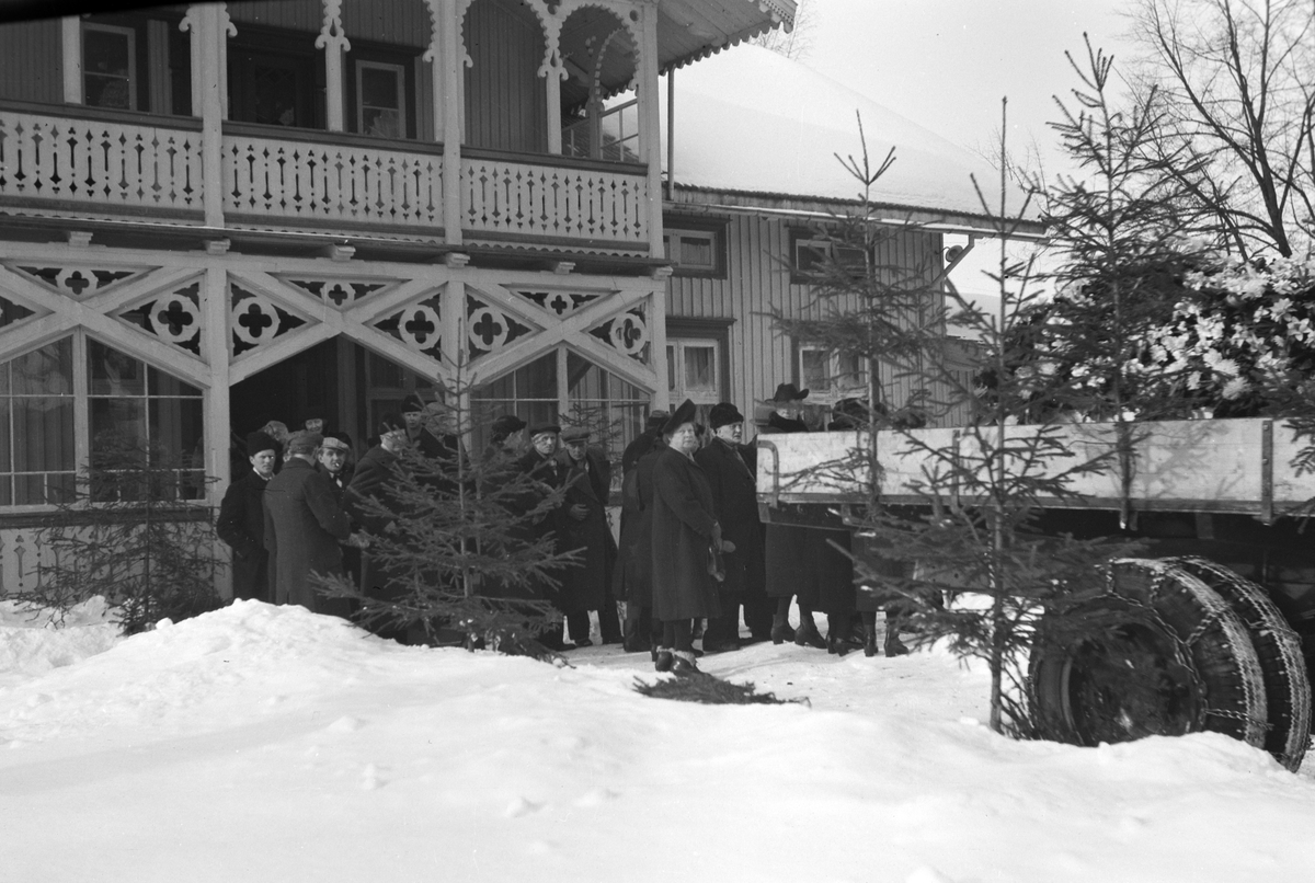 Håkon Prestkværn, Mokværn, Moelv. Begravelse, Olafsen 1946. kiste blir bært ut på lastebil. Lastebil med kjetting på dekkene, kiste på lasteplanet. Pyntet med granbar.