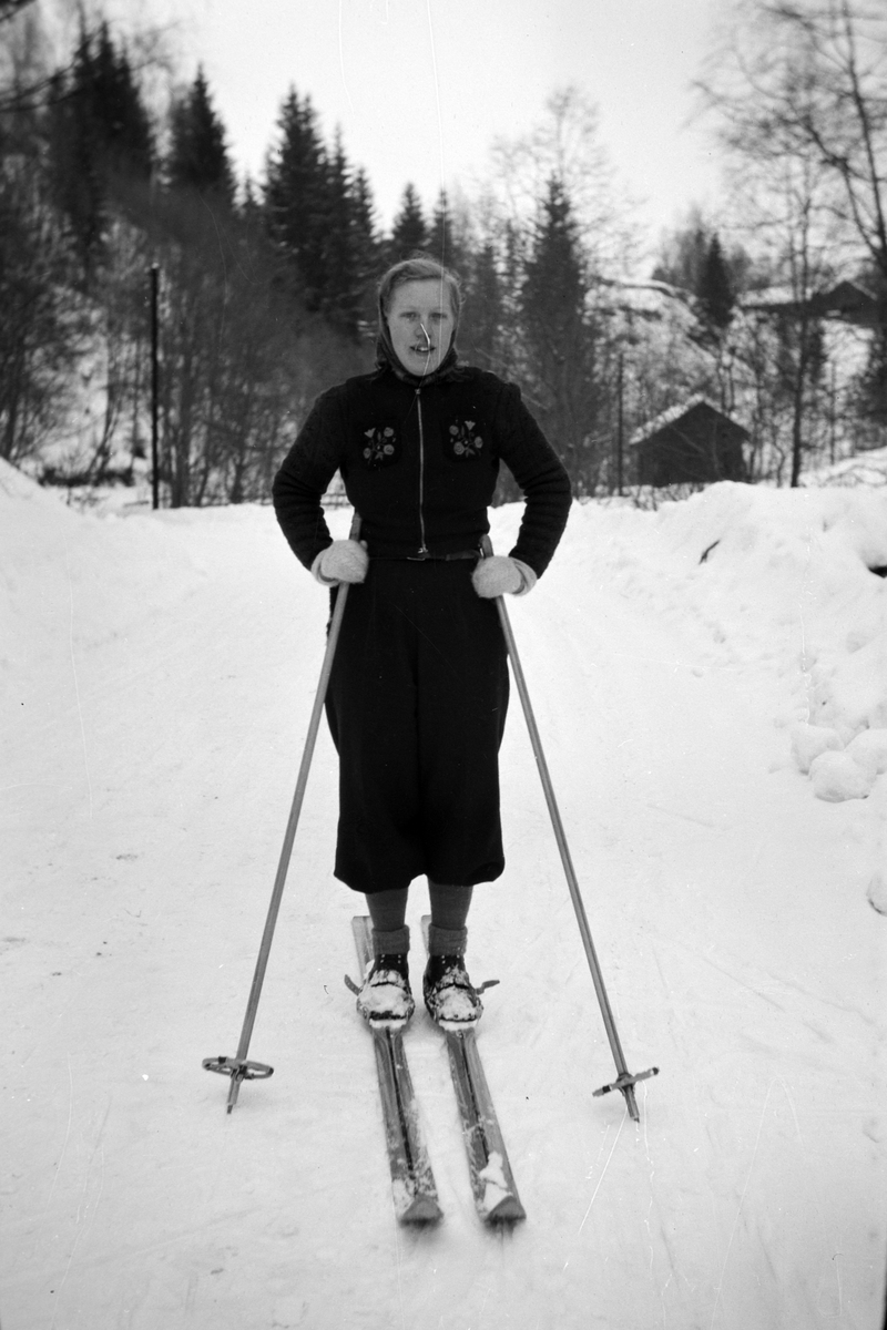 Håkon Prestkværn, Ukjent kvinne på skitur. Skiantrekk.
