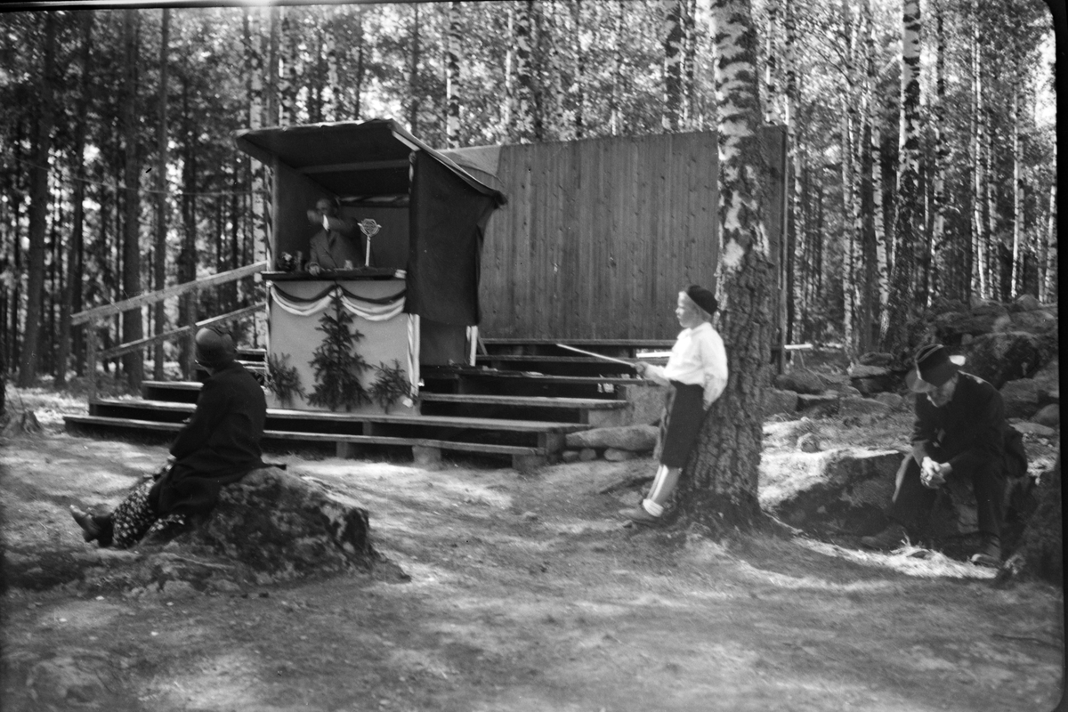 Håkon Prestkværn, Ukjent stevne, mann taler. 1. mai tale? Molunden i Moelv. Festplass.