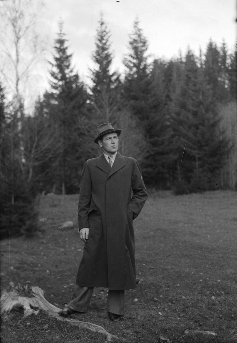 Håkon Prestkværn, Ukjent mann med frakk og hatt.