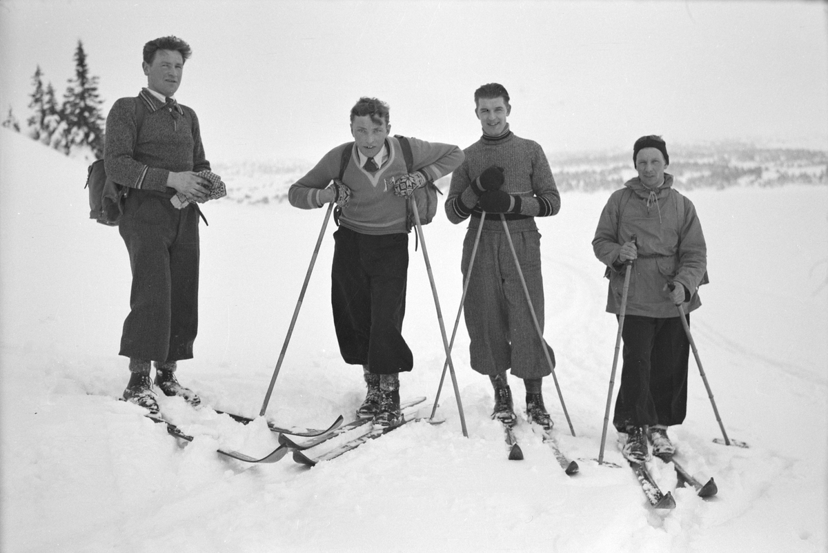 Håkon Prestkværn, Fire ukjente menn på skitur. Nikkers, ski og ryggsekk.