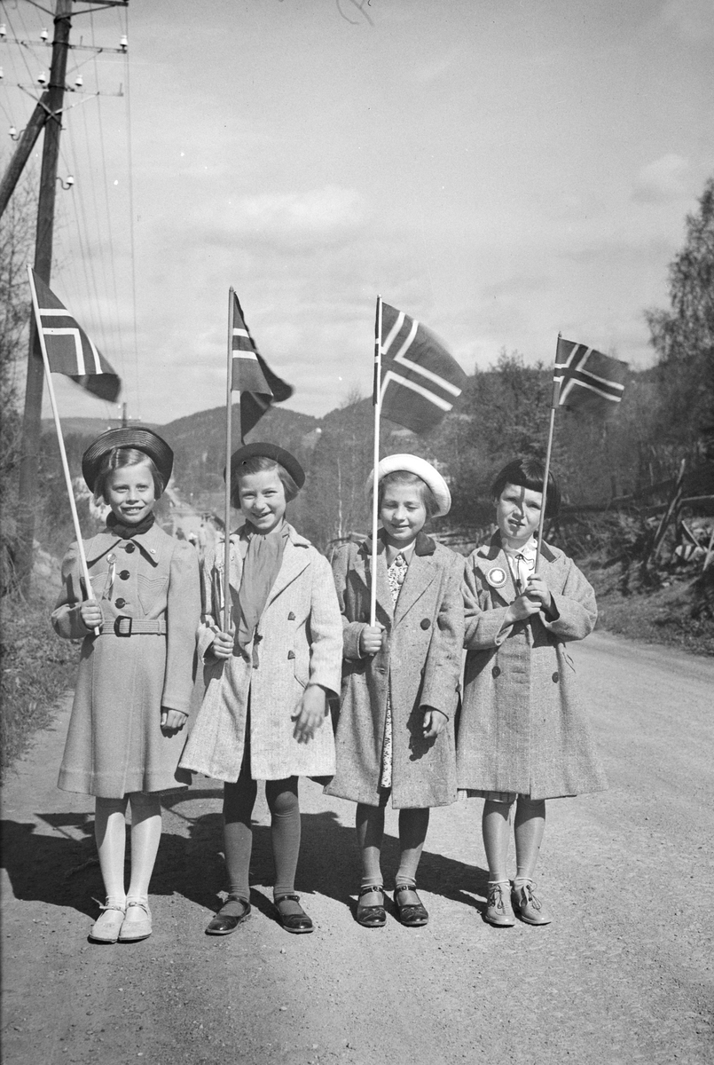 Håkon Prestkværn, Ukjente barn, jenter med flagg og 17. maisløyfer. Ukjent sted.