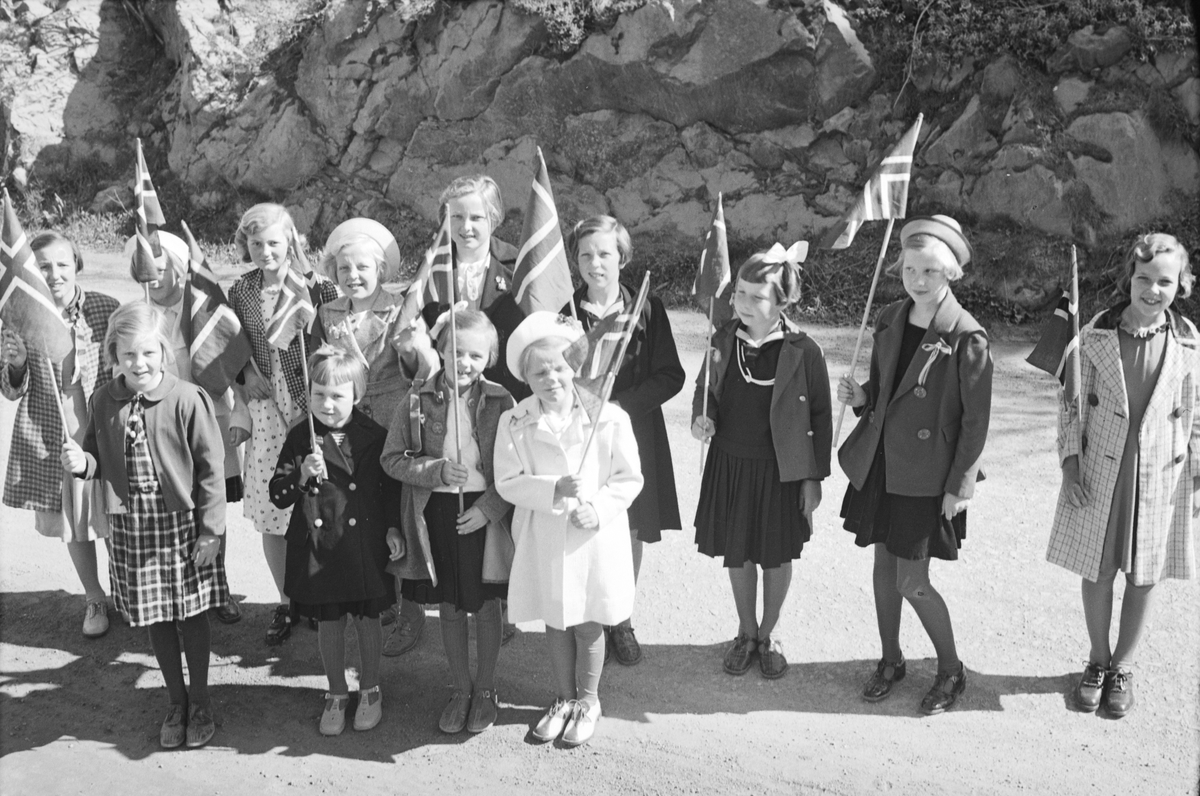 Håkon Prestkværn, 17. mai. Barn med norske flagg.