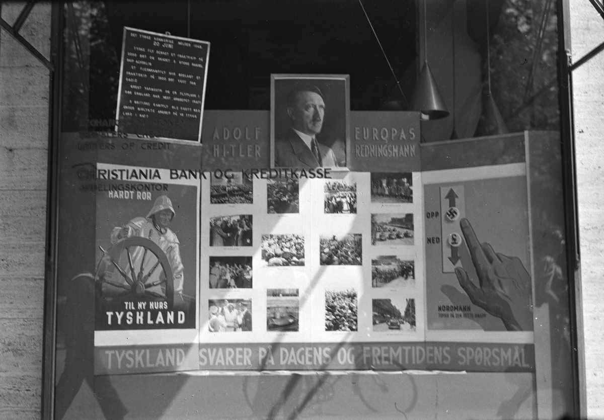 Håkon Prestkværn, Oppslagtavle, utstilling i vindu til Christiania Bank og Kredittkasse. "Adolf Hitler Europas redningsmann. Tyskland svarer på dagens og morgendagens spørsmål" Nasisme. Propaganda.