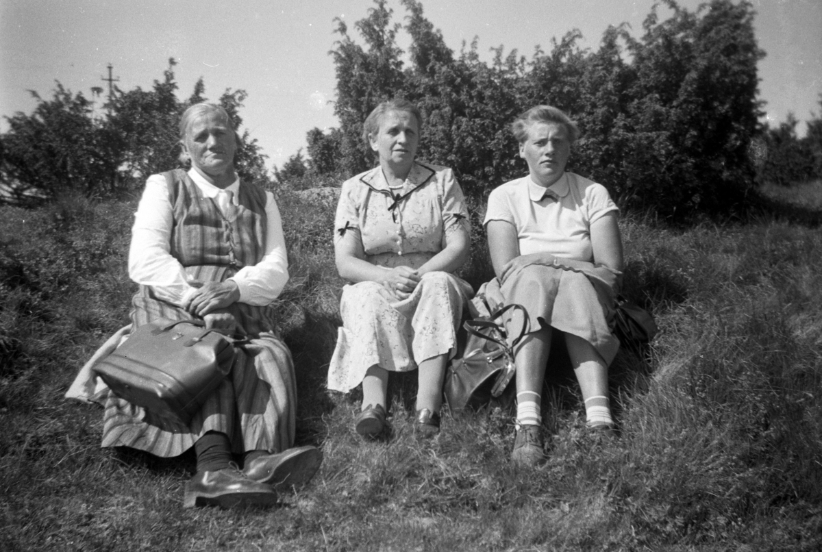 Håkon Prestkværn, 3 ukjente kvinner, kvinnedrakt, damevesker.