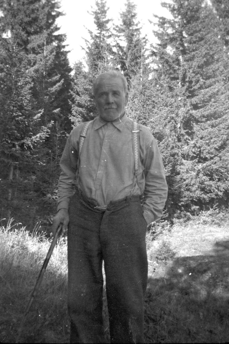 Håkon Prestkværn, Ukjent mann. Gammel mann med stokk og bukseseler.
